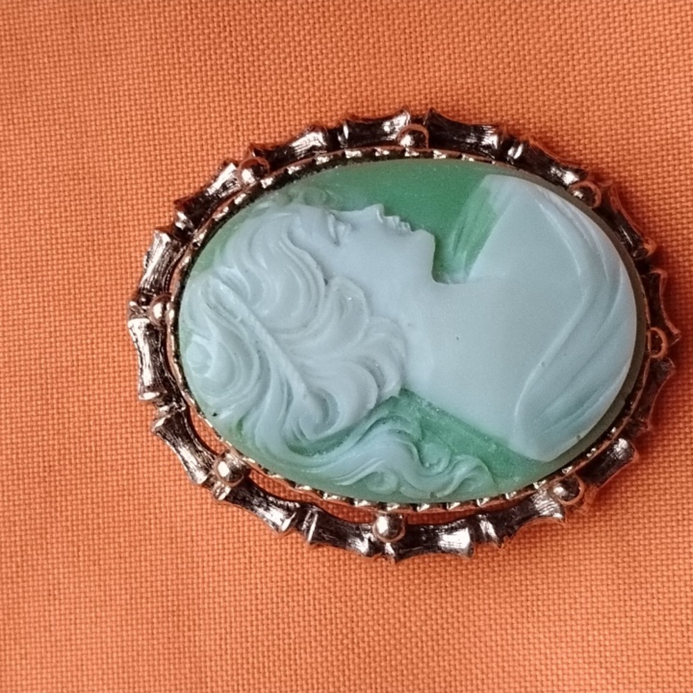 Cameo. Peri